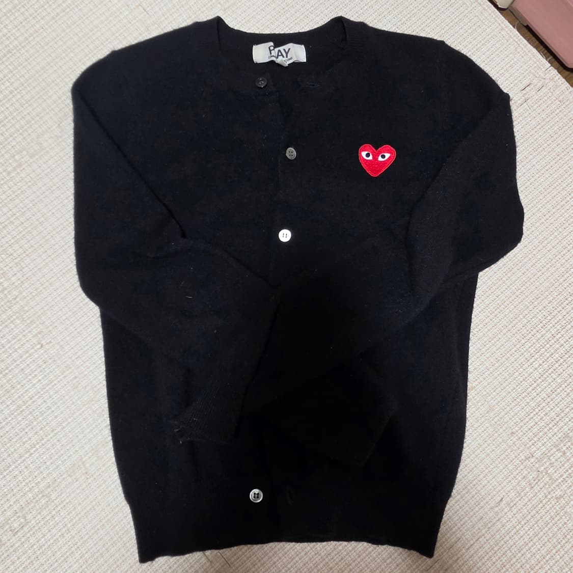 플레이 꼼데가르송 레드 하트 와펜 니트 가디건 상품이미지1
