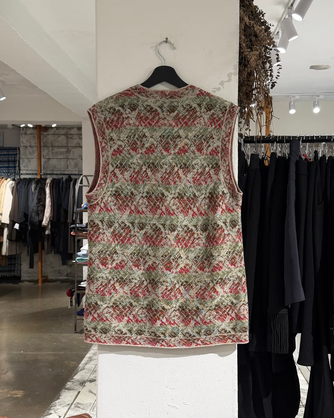 미쏘니 스포츠 그린 레드 배색 페턴 브이넥 니트 베스트 상품이미지6