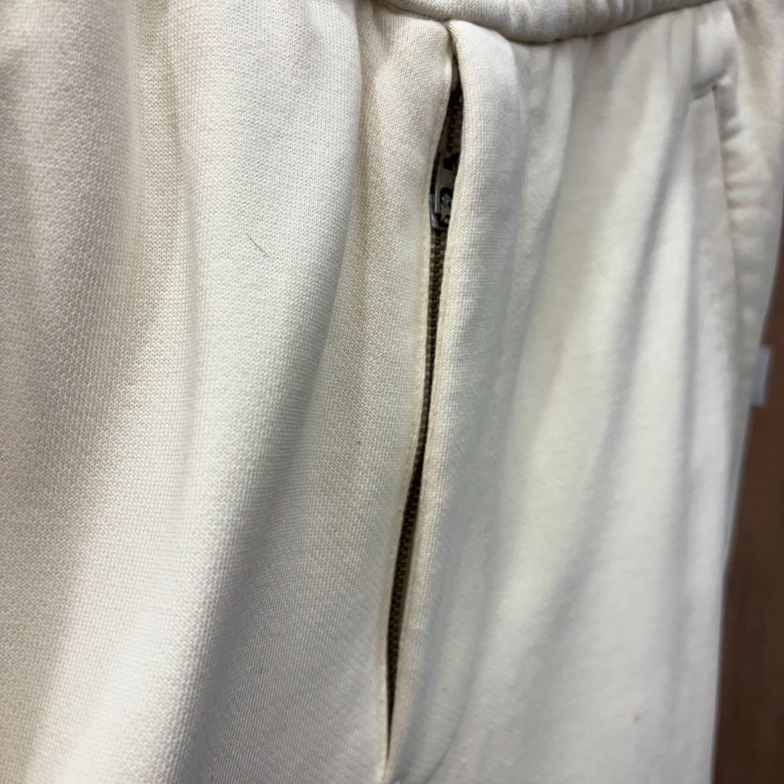 준지 조거 팬츠 톤온톤 로고 자수 허리 밴딩 포켓 탭 디테일 아이보리 상품이미지8