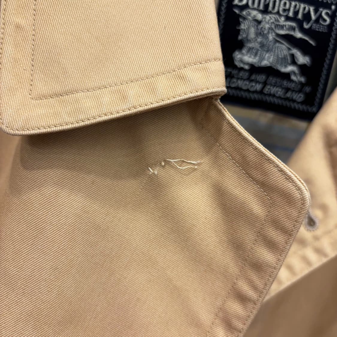 버버리 미니멀 롱 코트 레귤러 카라 싱글 브레스티드 디테일 브라운 상품이미지8