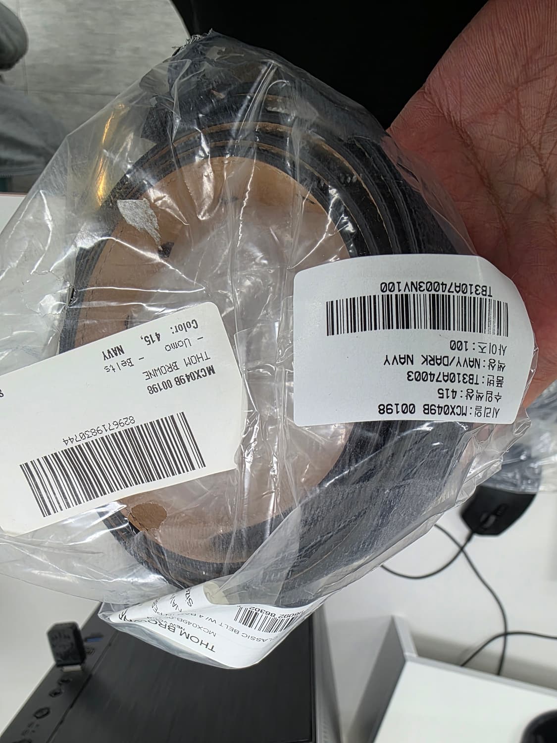 톰브라운 23SS MCX049B 00198 415

벨트 상품이미지3