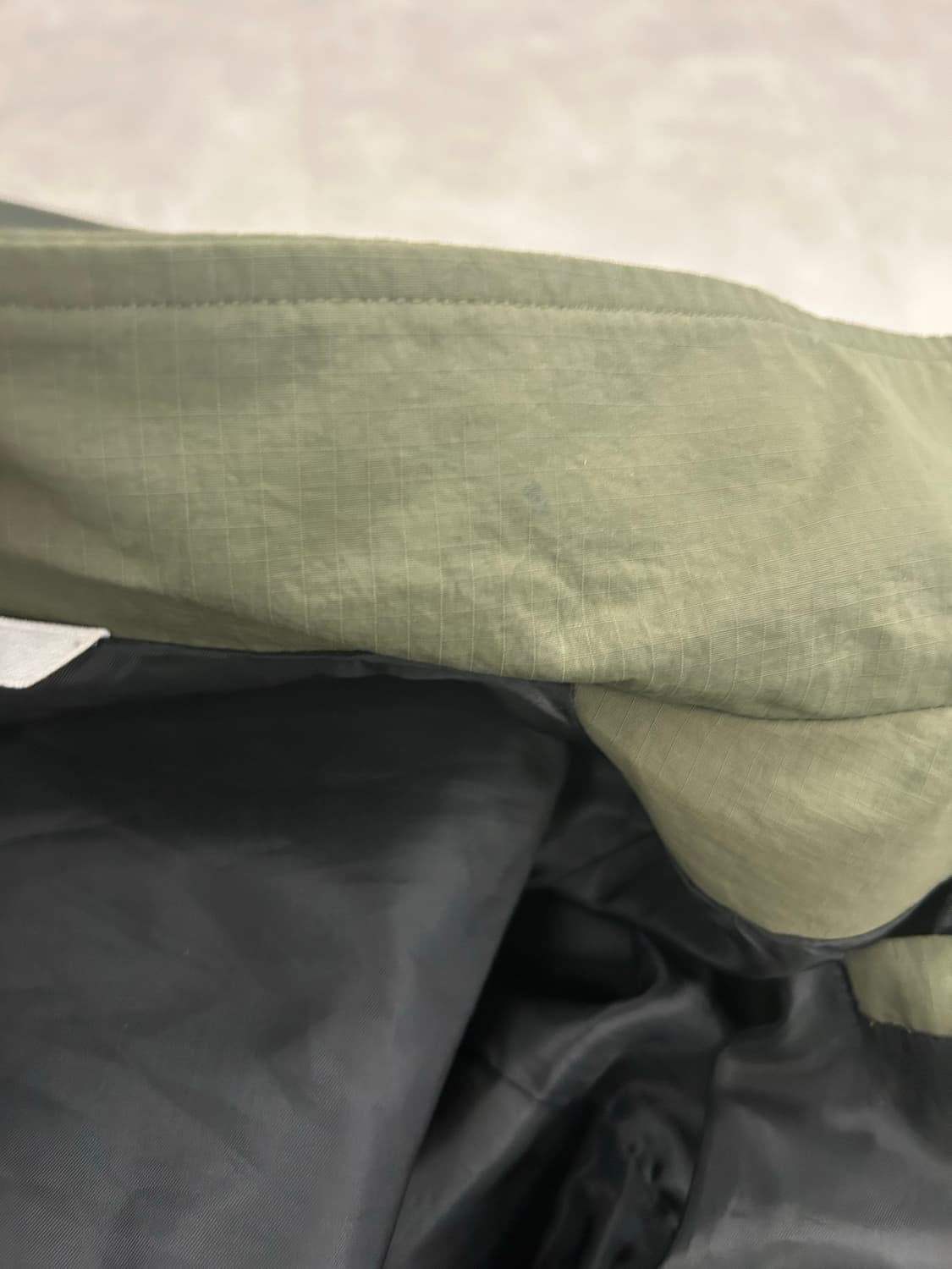 STU 레터링 윈드브레이커 카키 판매합니다 상품이미지9