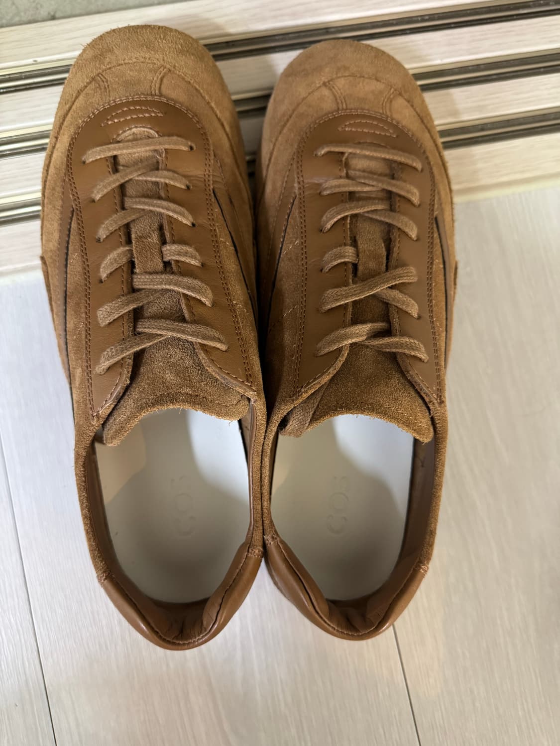 코스 미니멀 스니커즈 모카 상품이미지7