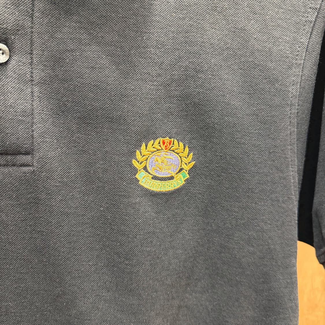 버버리 PK 반팔 티셔츠 네이비 체크 카라 배색 크레스트 자수 로고 블랙 상품이미지5