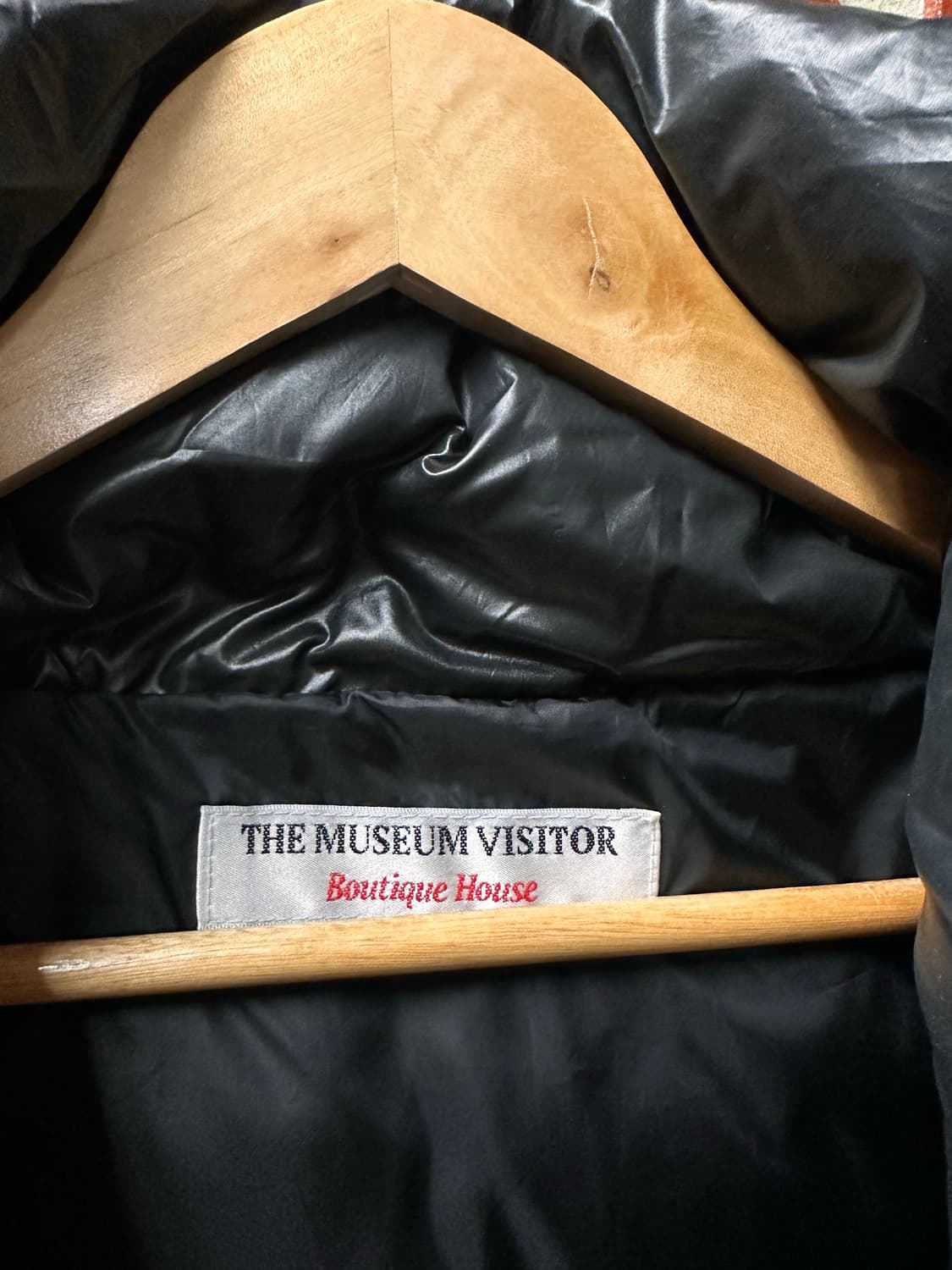 (L) 더뮤지엄비지터 커브트 지퍼 글로시 다운 베스트 상품이미지6