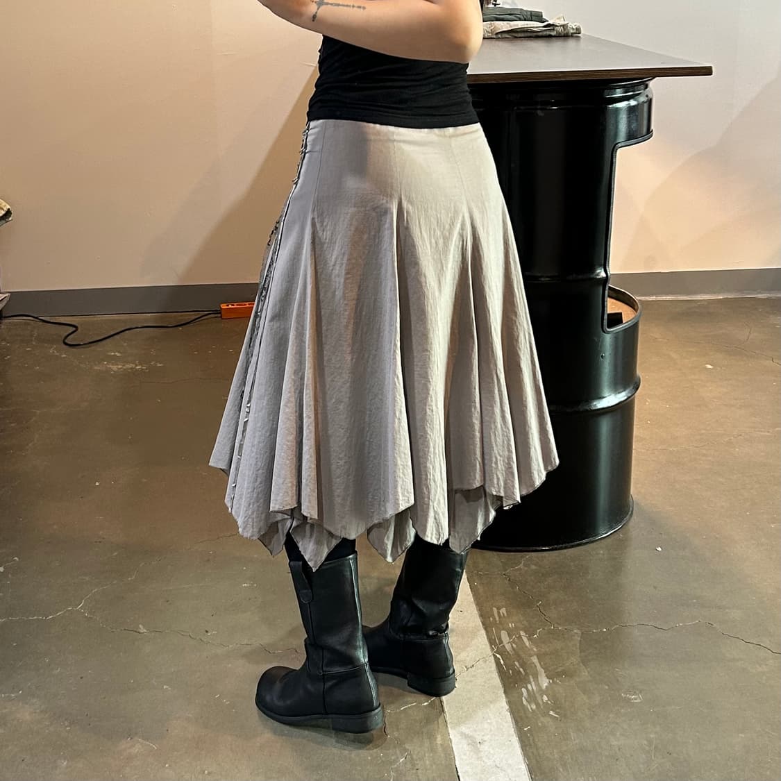 그런지 디테일 언발 스커트 상품이미지2