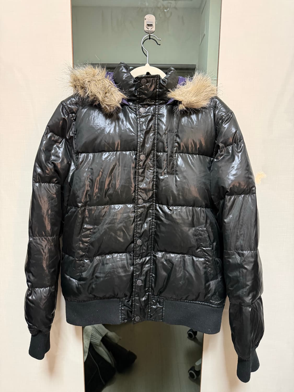 퀵실버 배색 퍼 유광패딩 상품이미지1