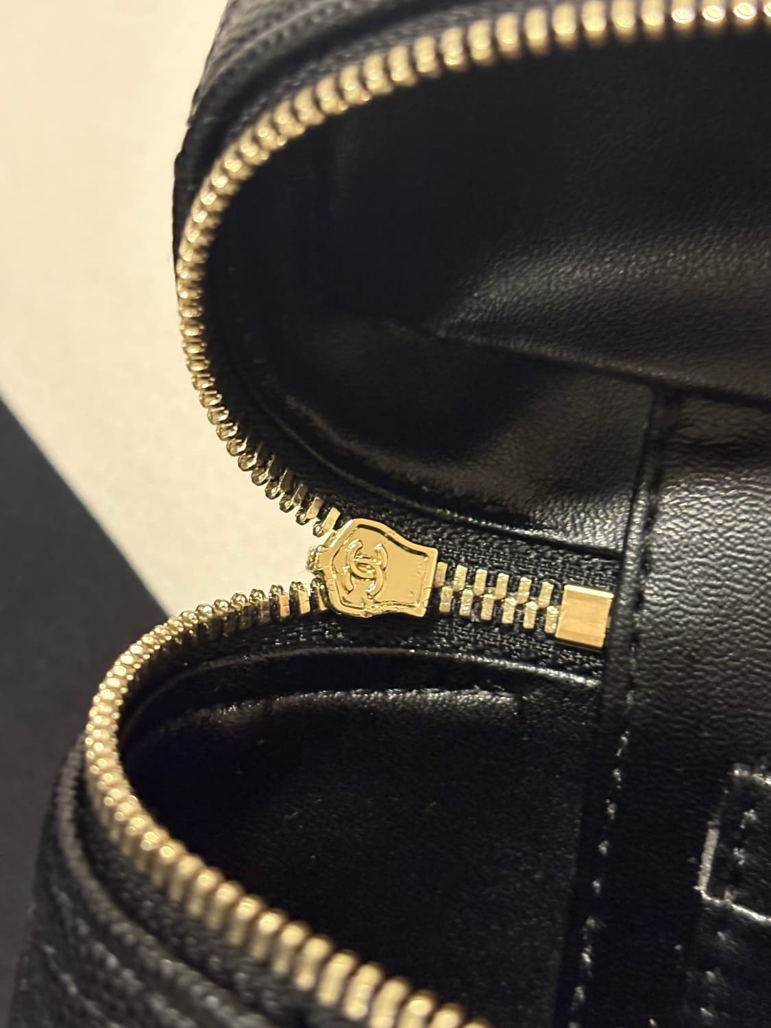 샤넬 베니티 탑핸들백 블랙 금장 미니백 (새상품) 상품이미지5