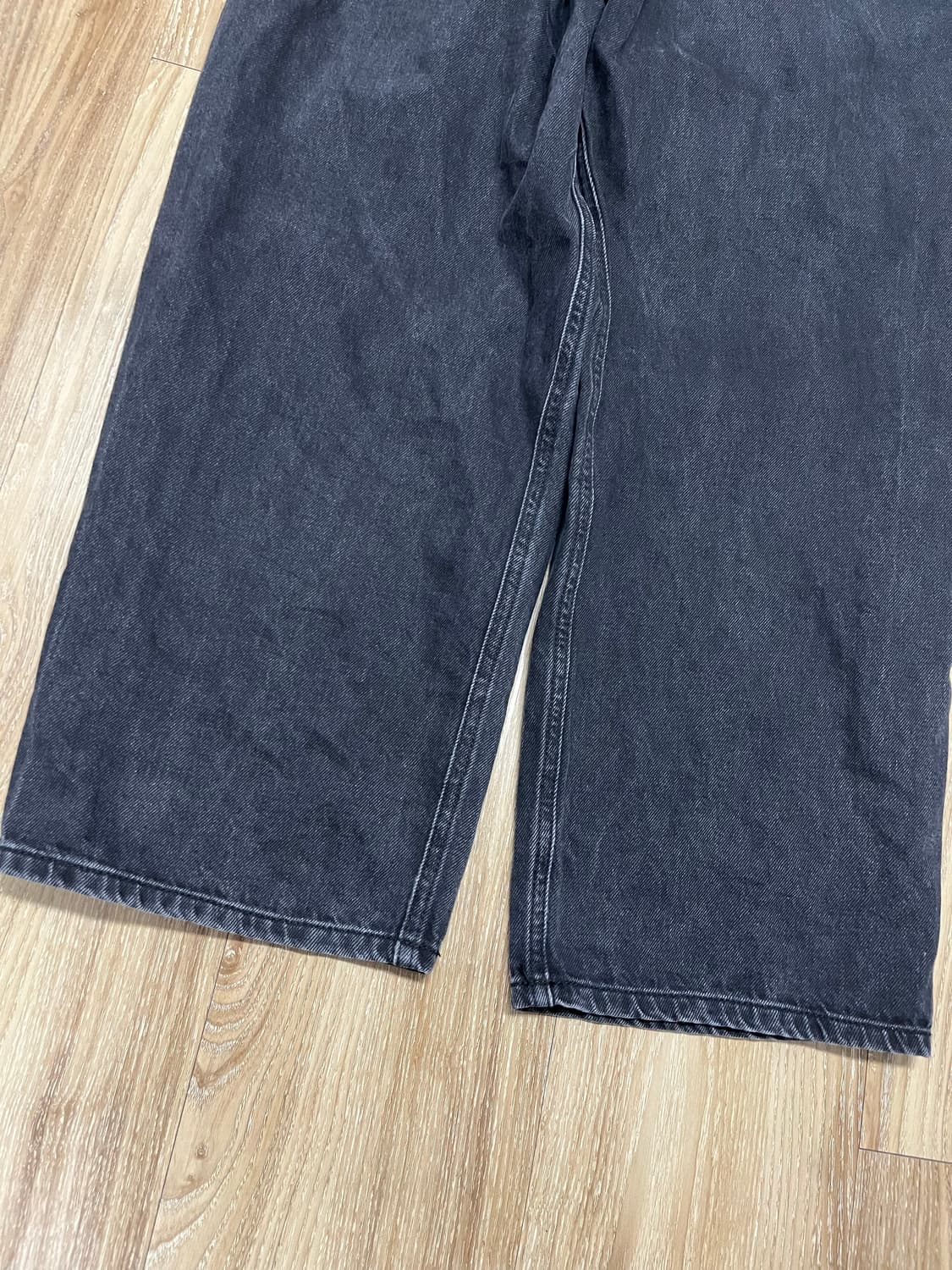 에잇세컨즈 투턱 와이드 커브드 흑청바지 33 상품이미지8