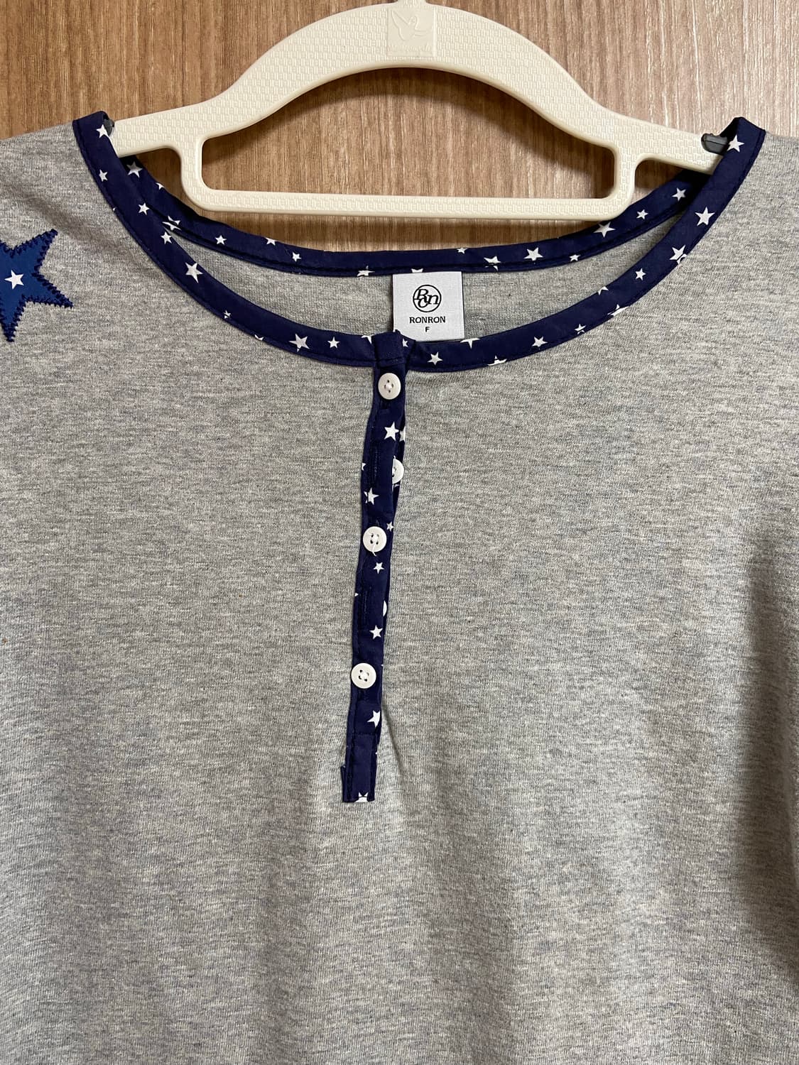 RONRON 론론 스타패치 블로킹 헨리넥 롱슬리브 그레이 상품이미지3