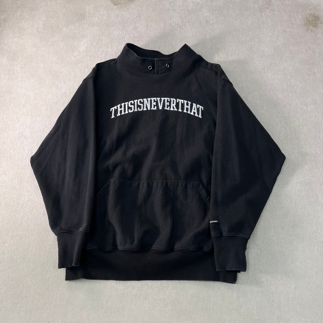 105 디스이즈네버댓 자수로고 카라넥 맨투맨 상품이미지1