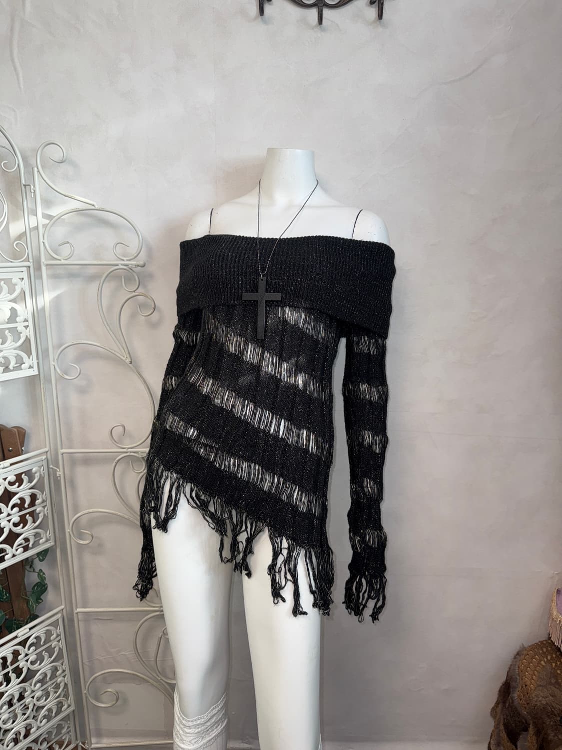 Black gold grunge unbalance 오프숄더 니트 상품이미지1