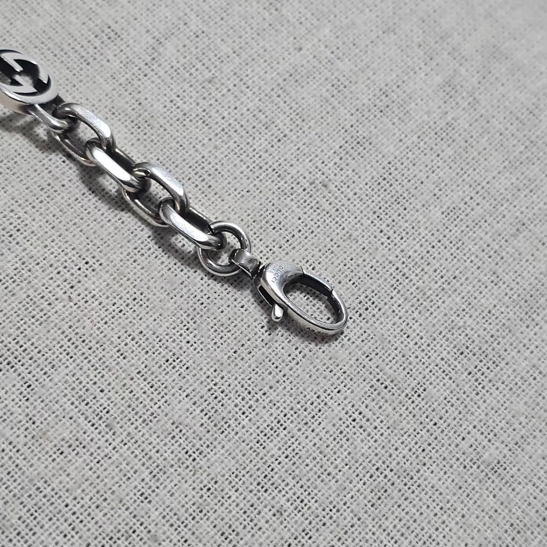 구찌 인터로킹 G 디테일 실버 팔찌 상품이미지4