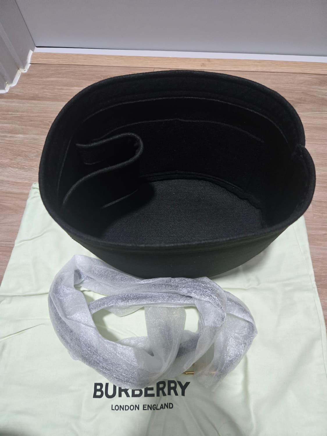 (새상품) 버버리 tb스몰 버킷백 블랙 상품이미지5
