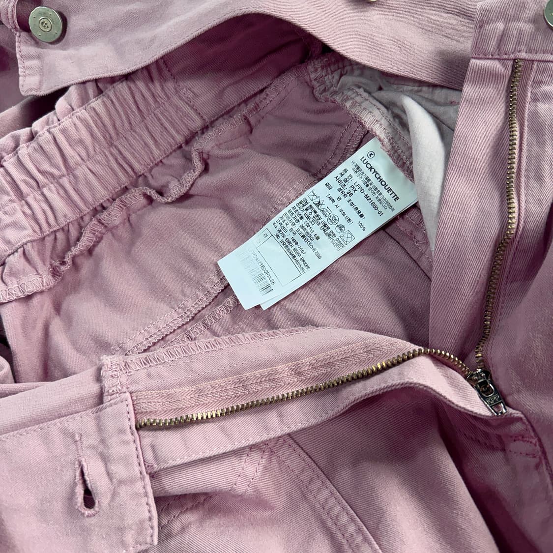 럭키슈에뜨 자수 포인트 핑크 데님 점프수트 상품이미지3