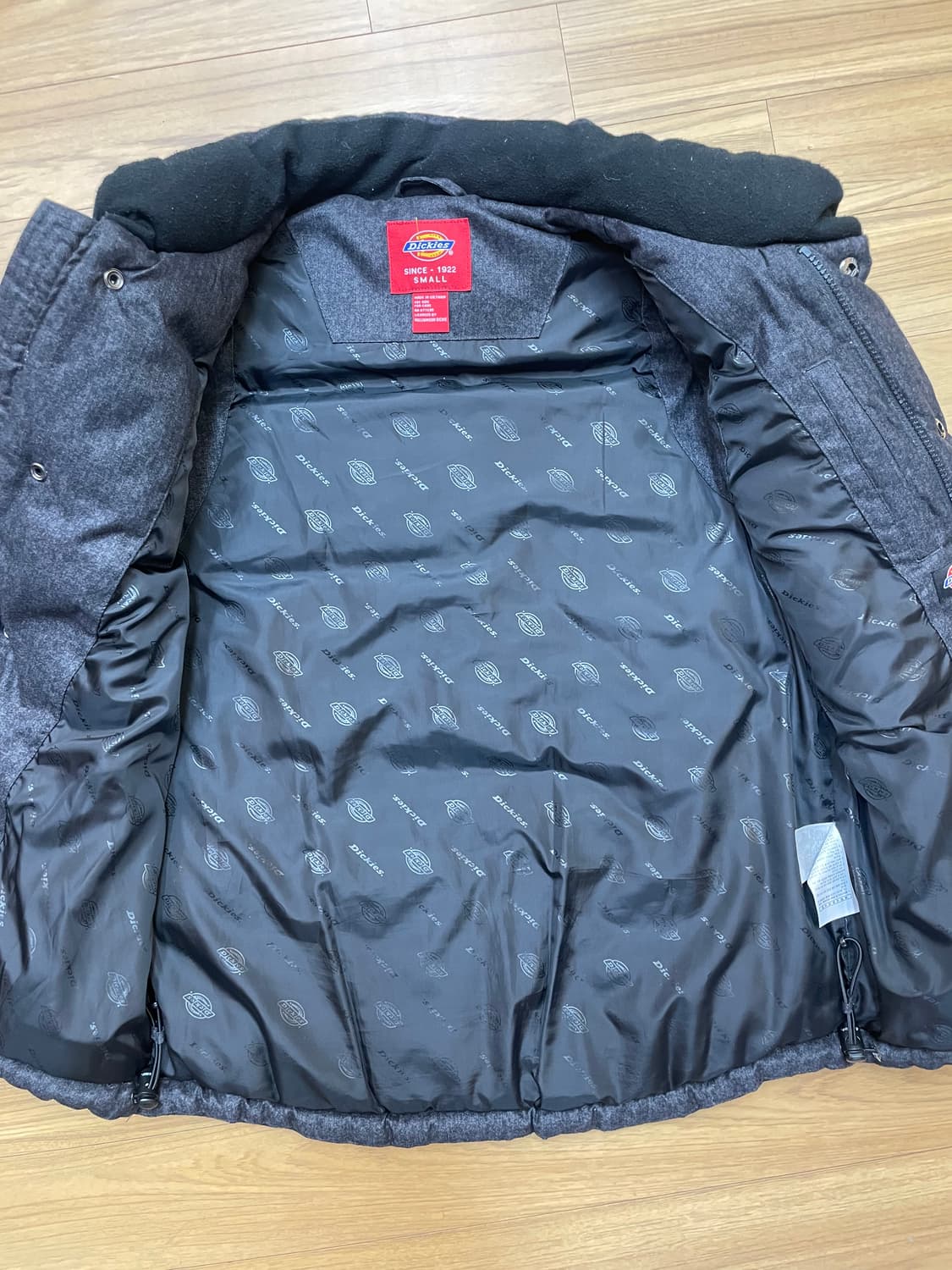 딕키즈 패딩 조끼 S 사이즈입니다. 차콜과 회색이 섞인 오묘한 색상이 고 상품이미지3