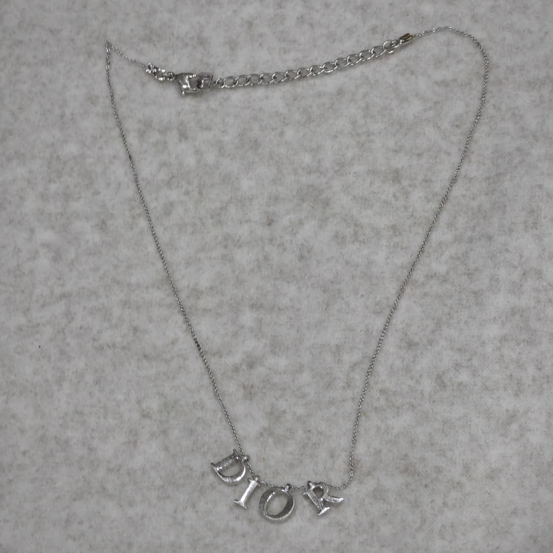 디올 은장 DIOR 로고 레터링 목걸이(남녀공용) 상품이미지4