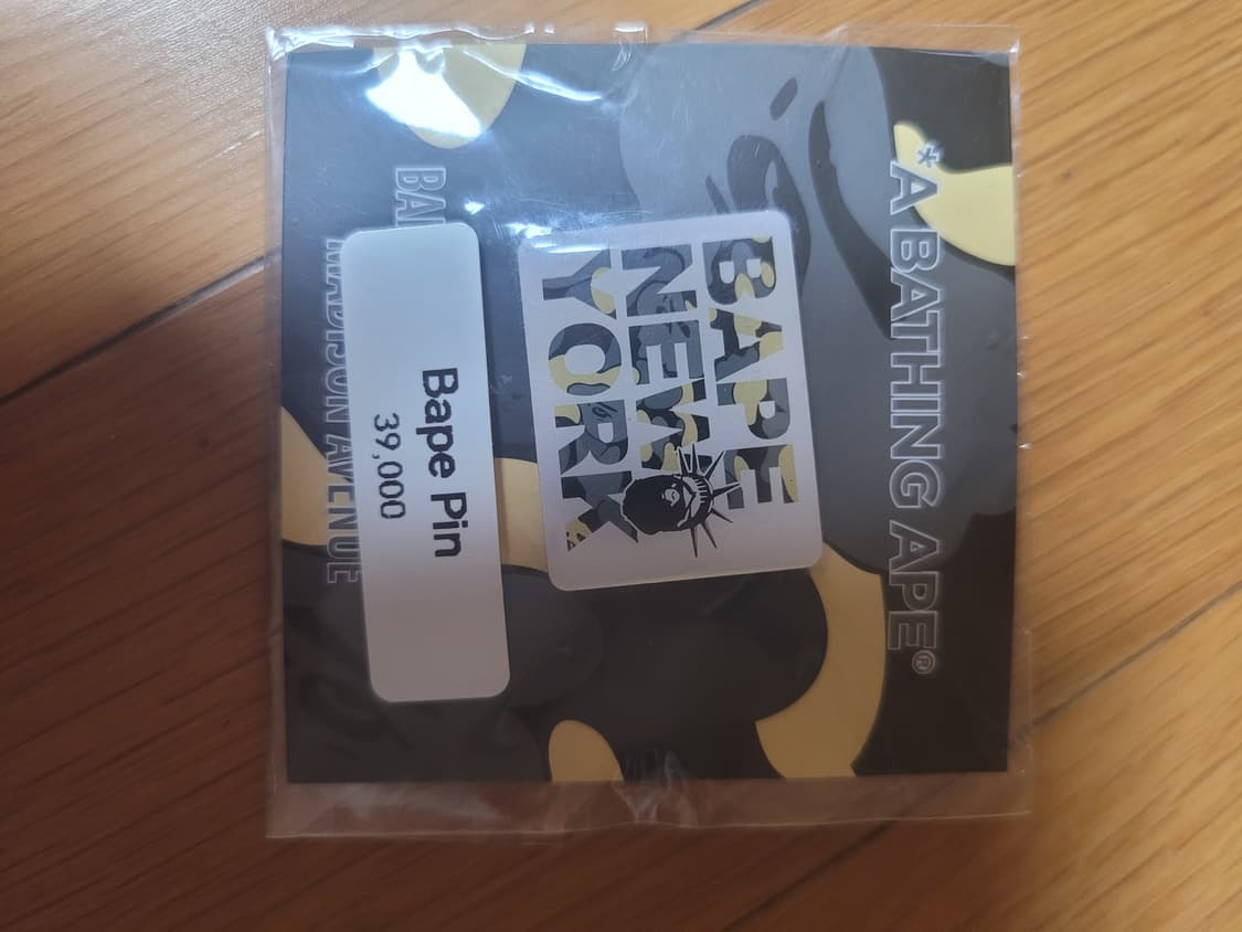 베이프 뉴욕 핀 뱃지 상품이미지1