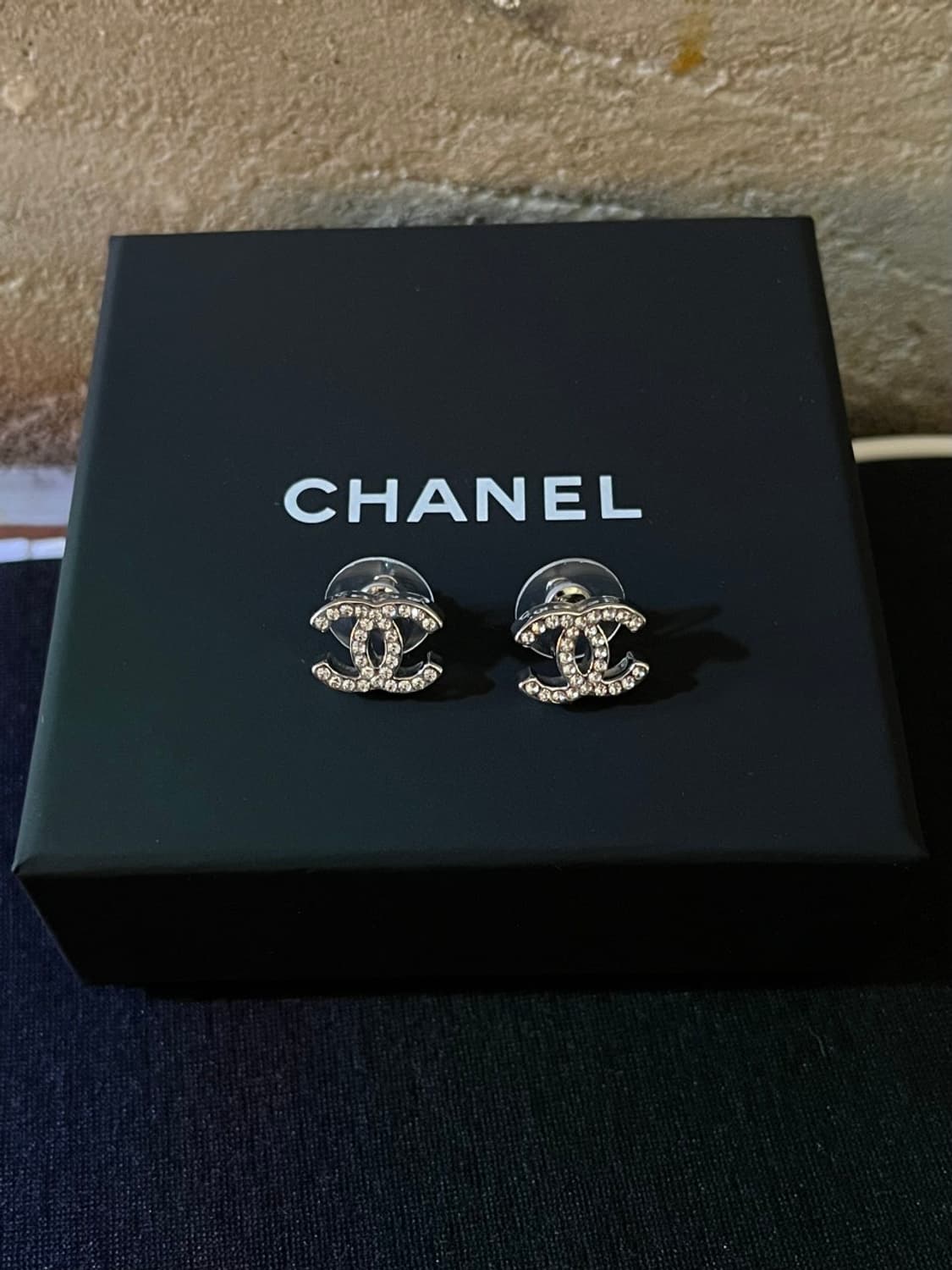 샤넬 정품 업사이클링 클래식 CC 크리스탈 이어링 상품이미지1