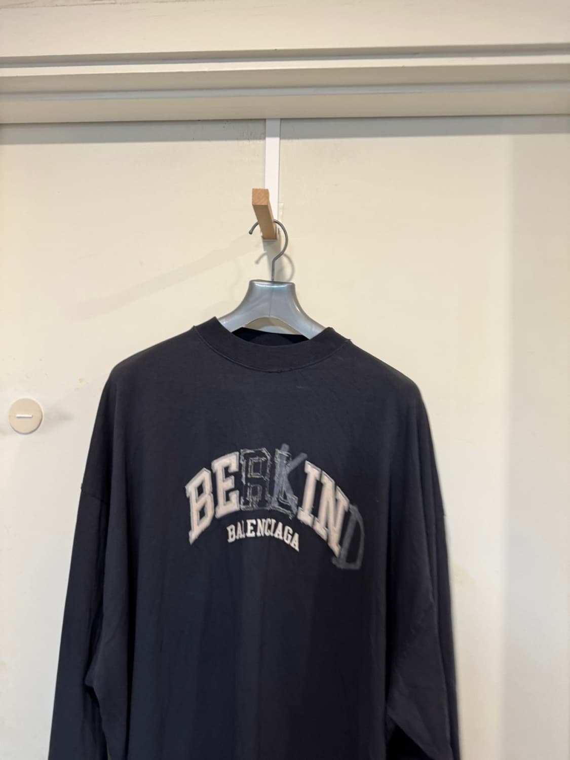 새상품 발렌시아가 23fw BEKIND 롱슬리브  상품이미지3