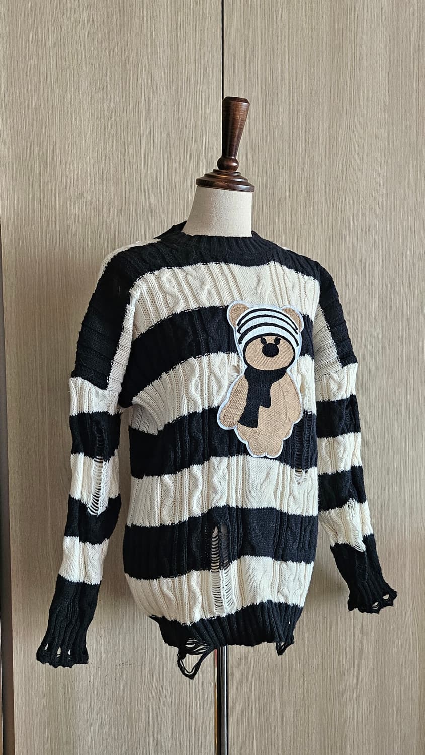 새상품 🧸 테디베어 스웨터 블랙 크림 디스트로이드 스트라이프 M 상품이미지3