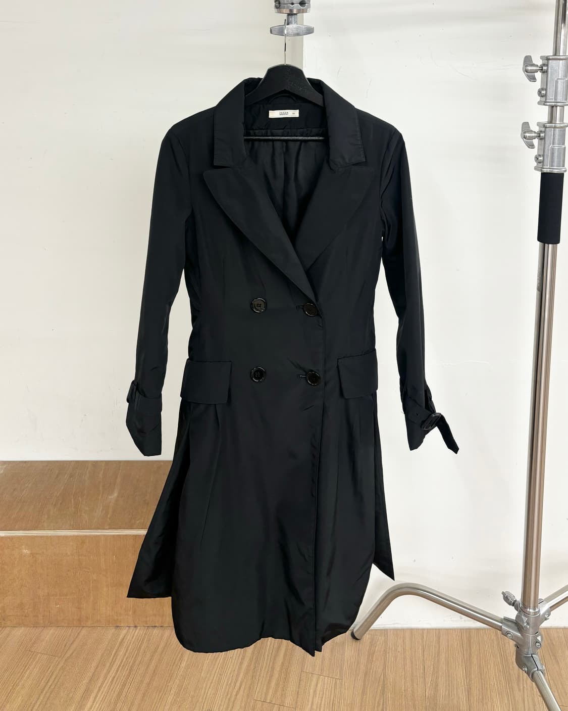 프라다 블랙 더블 브레스티드 트렌치코트 상품이미지1