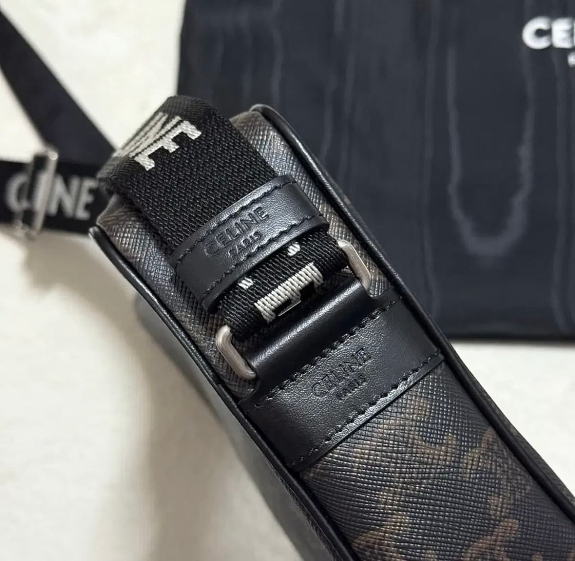 셀린느 트리옹프 메신저백 상품이미지2