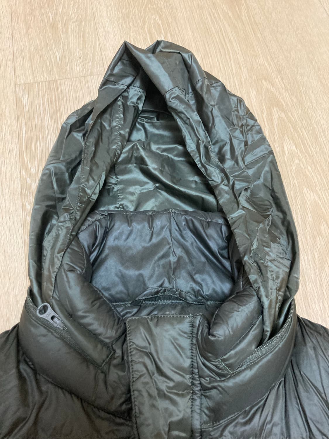 유니클로 경량 다운 패딩 L 다크올리브 상품이미지4