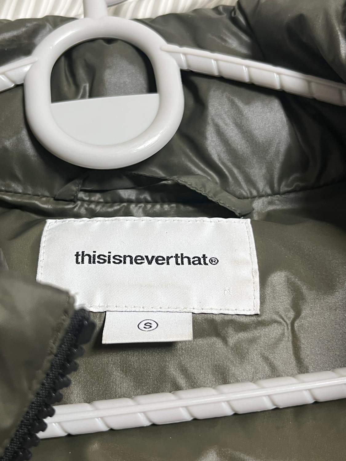 디스이즈네버댓 패딩 카키 올리브색 경량패딩 상품이미지3