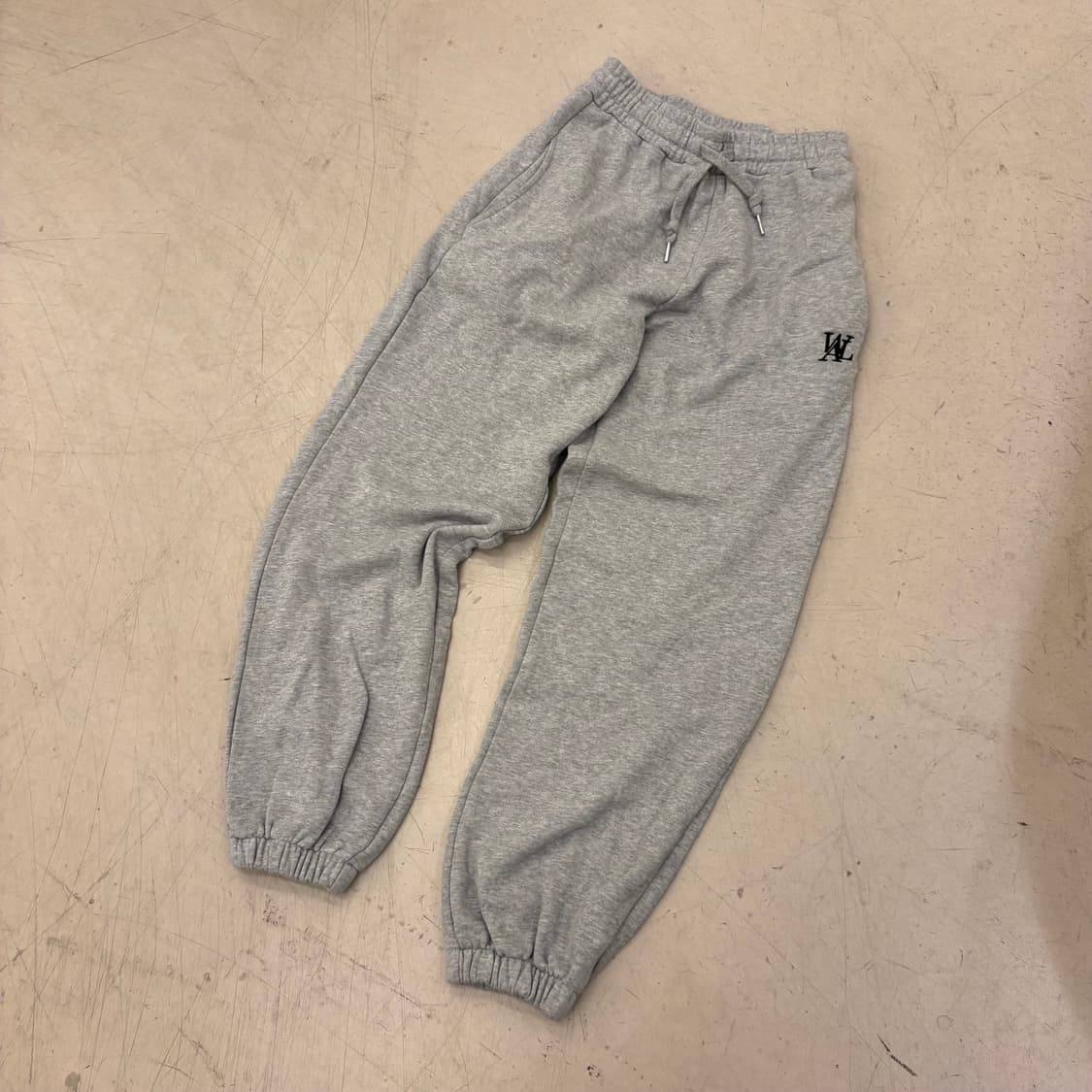 우알롱 스몰로고 그레이 조거 팬츠 상품이미지1