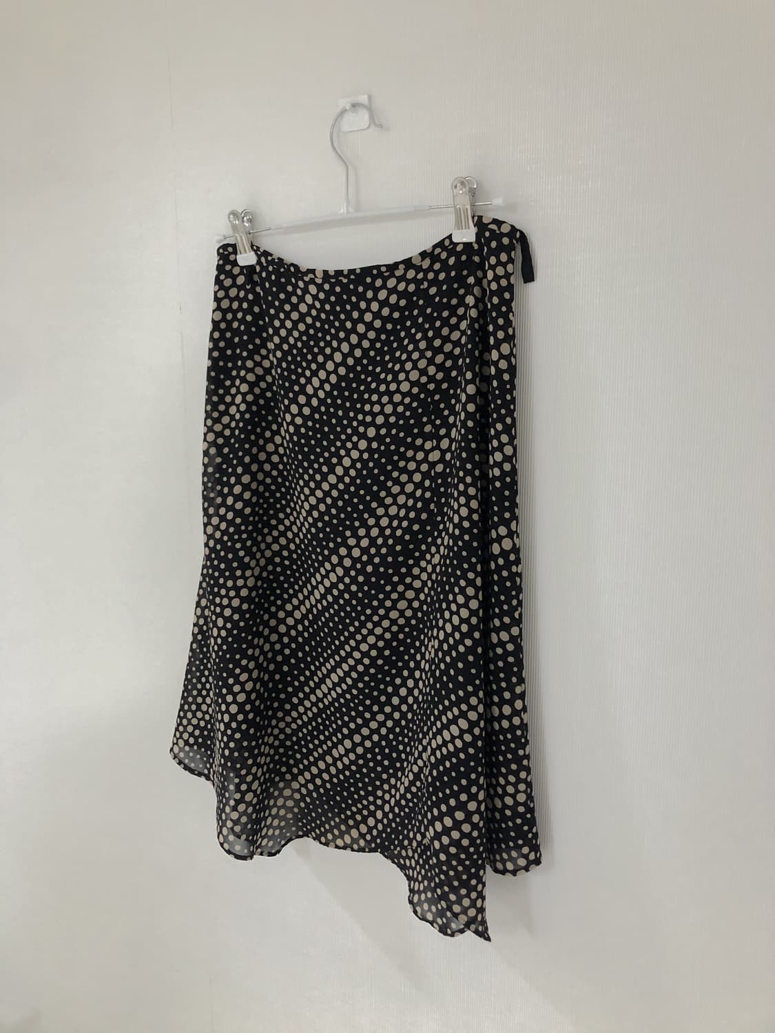 사선 도트 언발란스 미디 스커트 상품이미지1