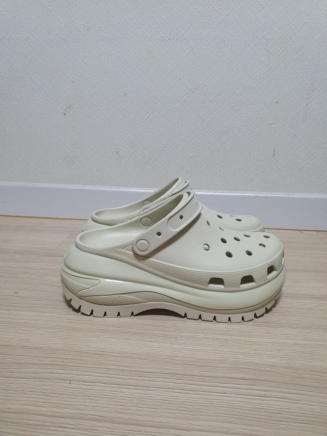 크록스 메가 크러쉬 샌들 슬리퍼 270 상품이미지1