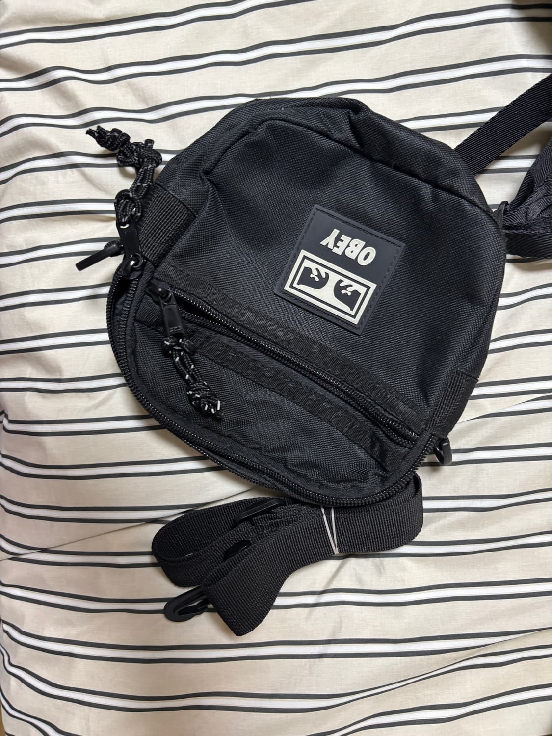 OBEY 미니 크로스백 블랙 상품이미지4