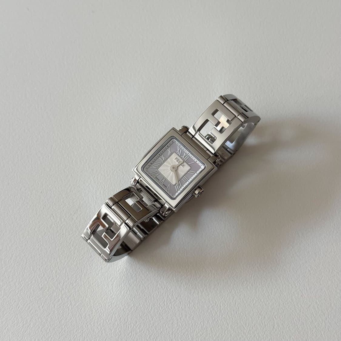 펜디 뉴콰드로 쉘다이얼 시계 상품이미지4