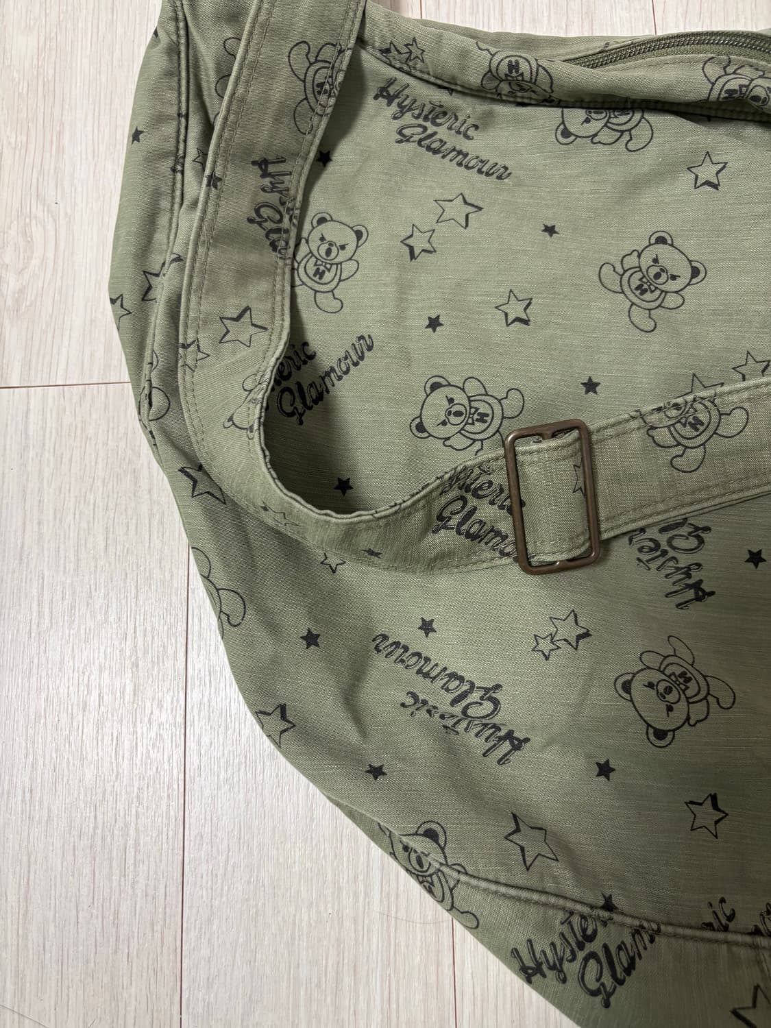 히스테릭 글래머 카키 퍽베어 크로스백 상품이미지1