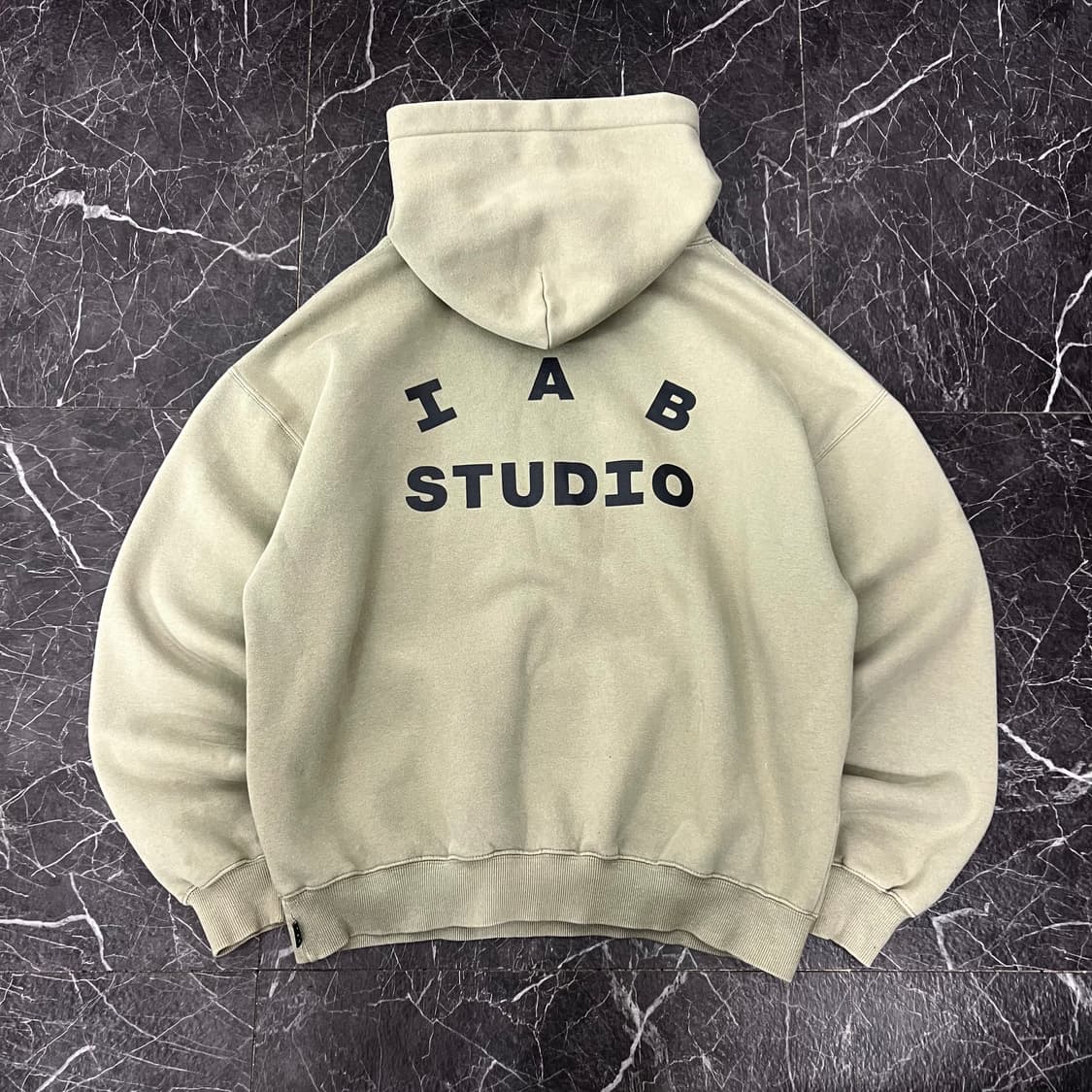 아이앱 스튜디오 백로고 후드티 올리브 상품이미지1