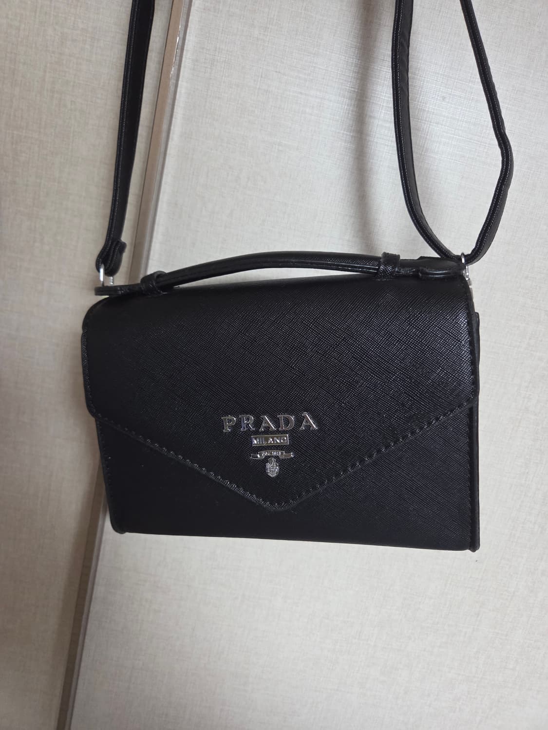 삼각 은장로고 사피아노 크로스백 블랙 상품이미지2