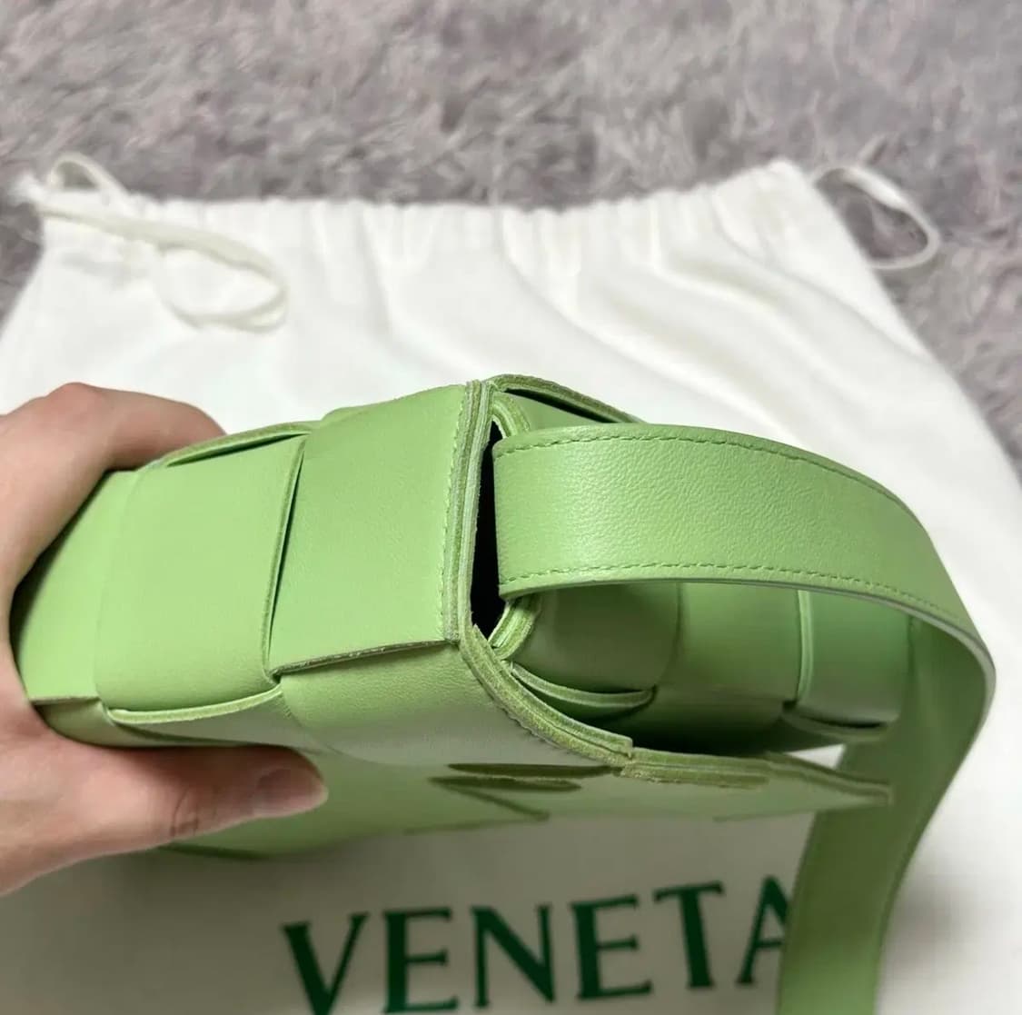 [풀구성] 보테가베네타 램스킨 카세트백 미듐 연두 상품이미지8