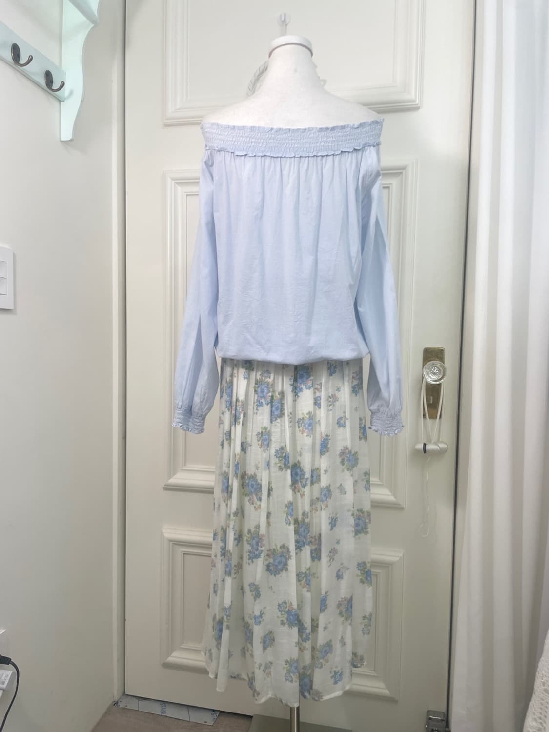 blue cotton off-shoulder blouse(size-M) 상품이미지4