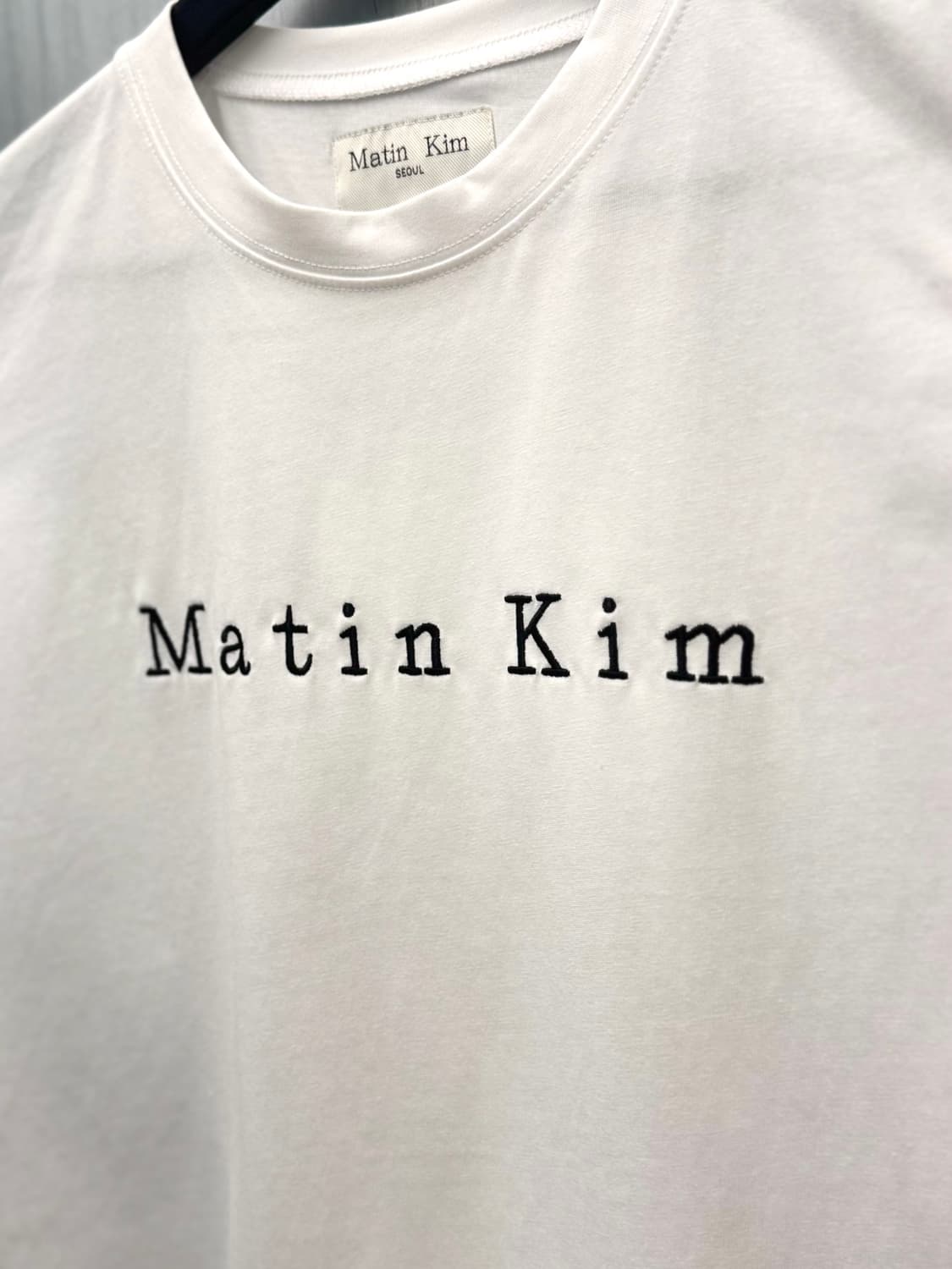 Matin Kim 마뗑킴 로고 화이트 컬러 반소매 크롭탑 상품이미지3