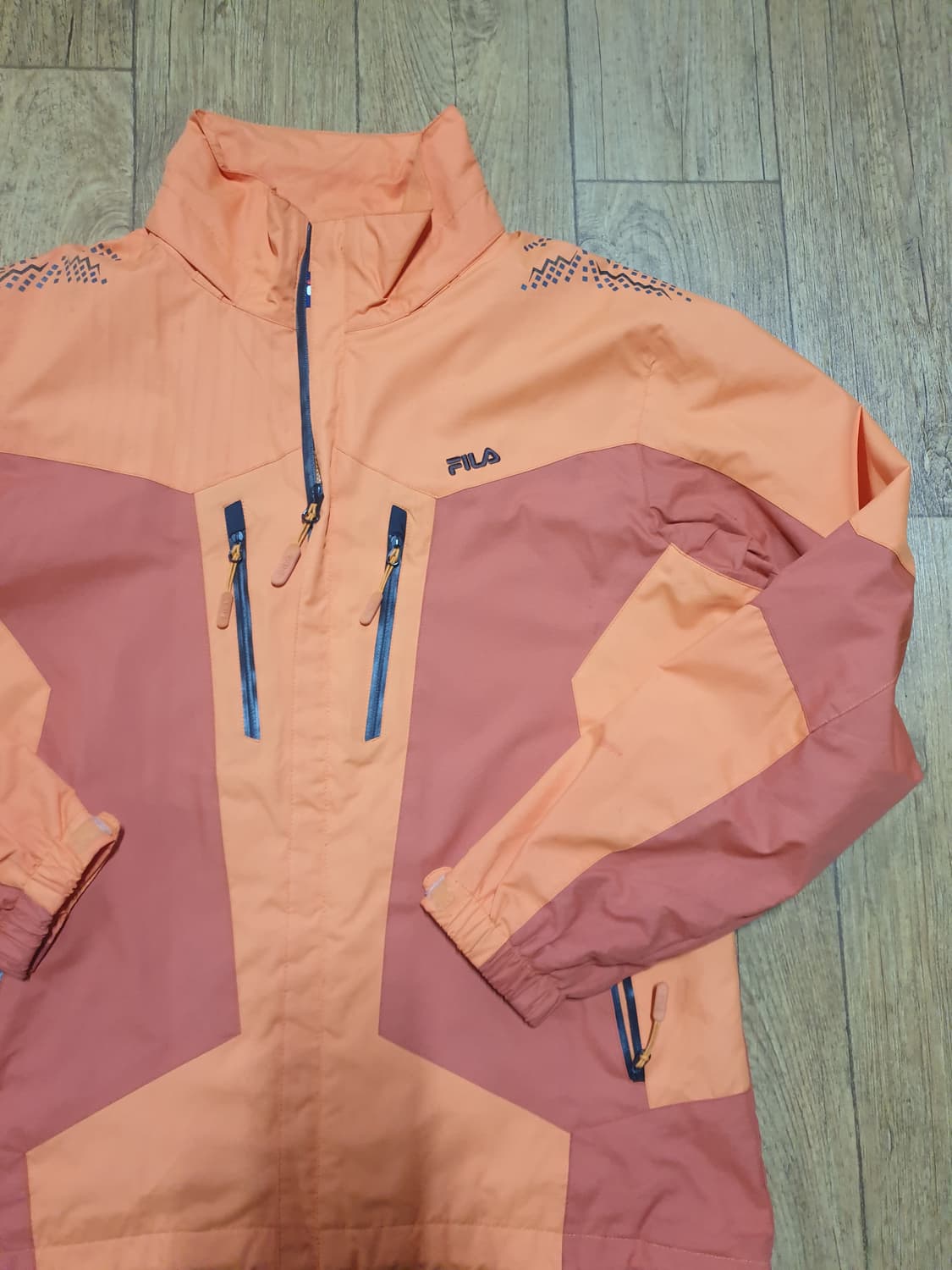 1207 휠라 아웃도어 바람막이 95 사이즈입니다 상품이미지3