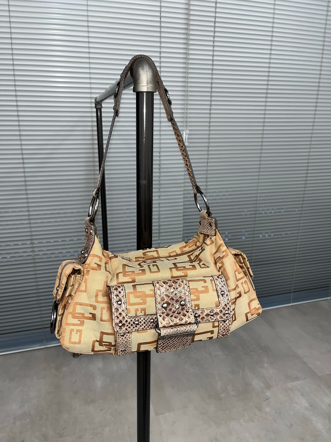 Guess Brown Logo Shoulder Bag 상품이미지2
