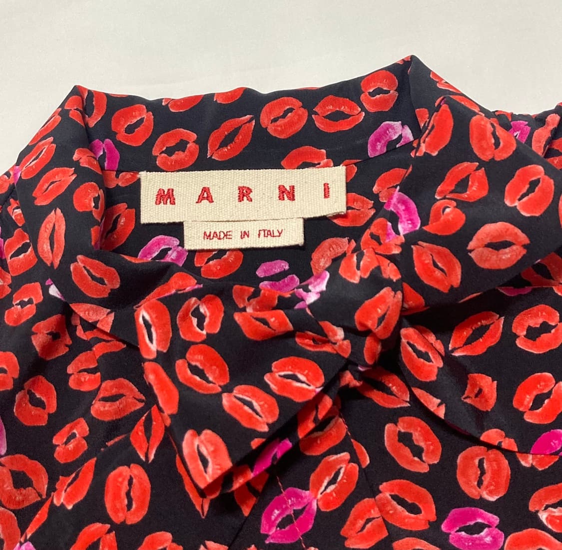 마르니 MARNI 키스 프린트 실크 블라우스

 상품이미지2