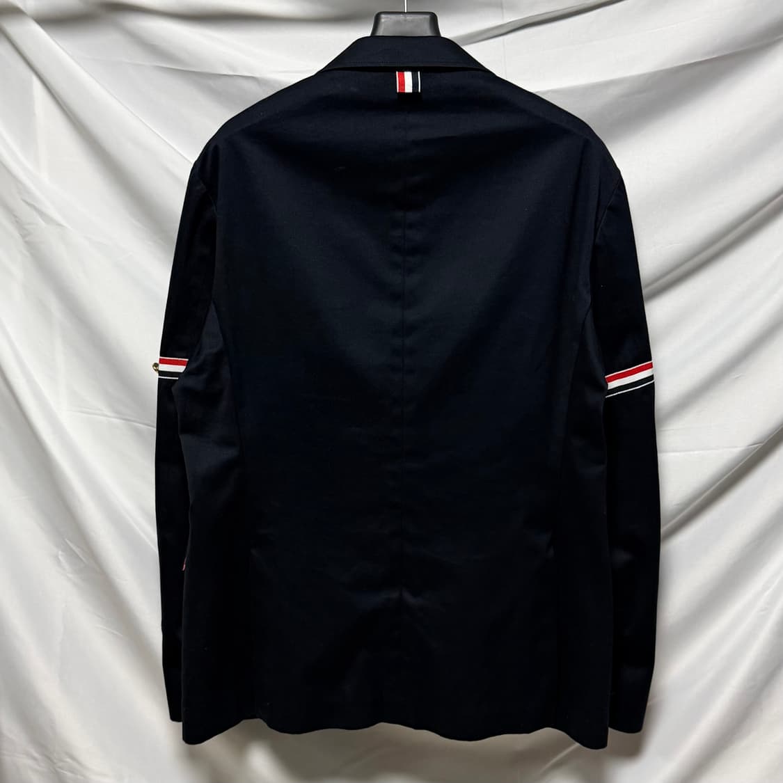 [S+급/4] 톰브라운 암밴드 금장 블레이저 자켓 정장 네이비 상품이미지4