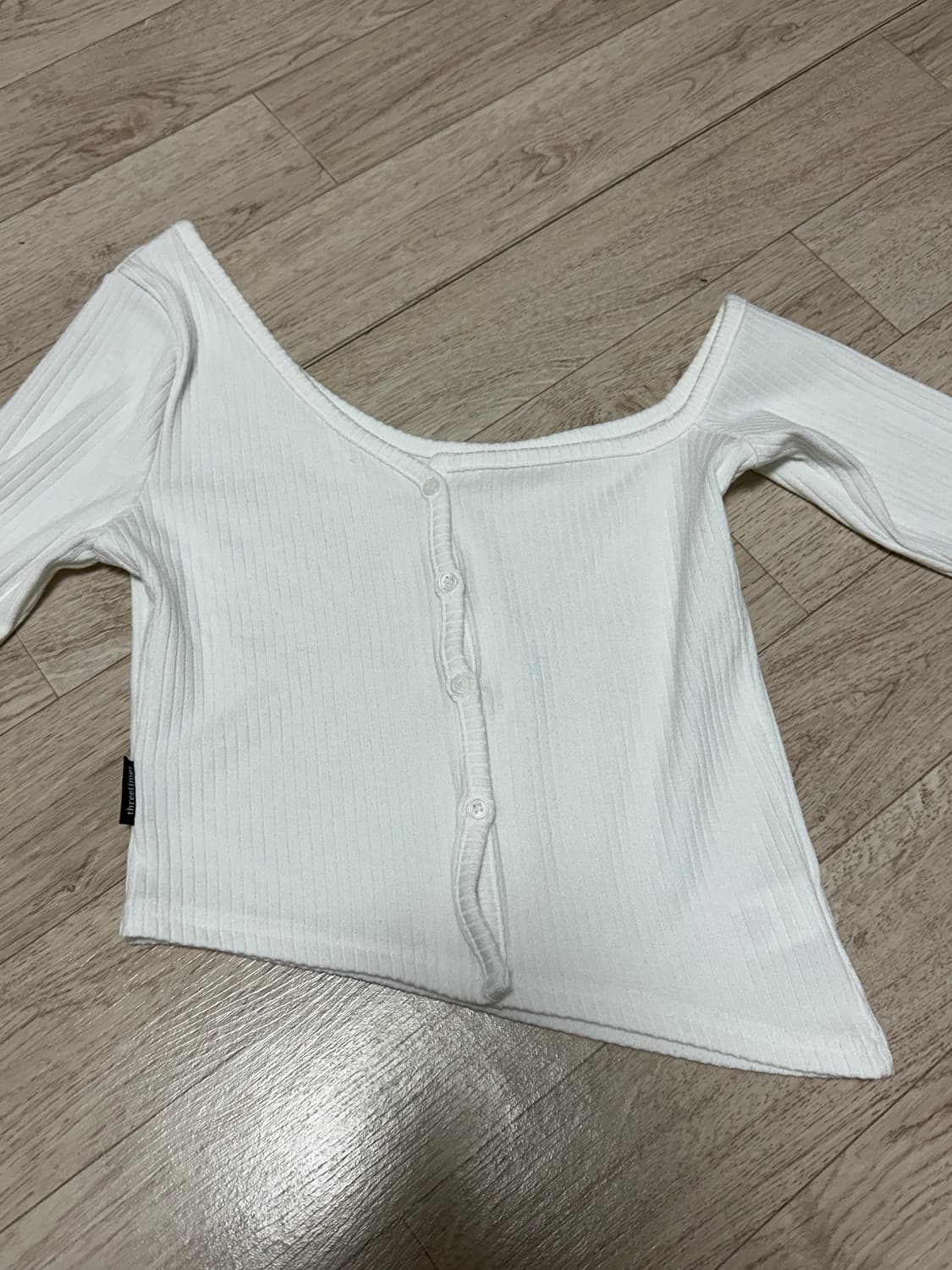 쓰리타임즈 원숄더 버튼티 화이트 상품이미지2