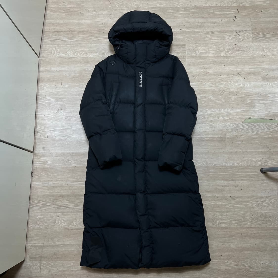 데상트 여성 구스다운 와펜 롱패딩 점퍼 [블랙] S/90 상품이미지1