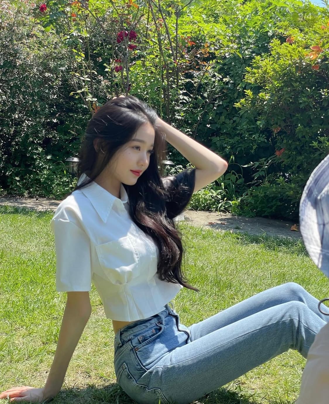 콜릿 크롭 슬림 반팔 셔츠 [WHITE] 장원영 착용 상품이미지1