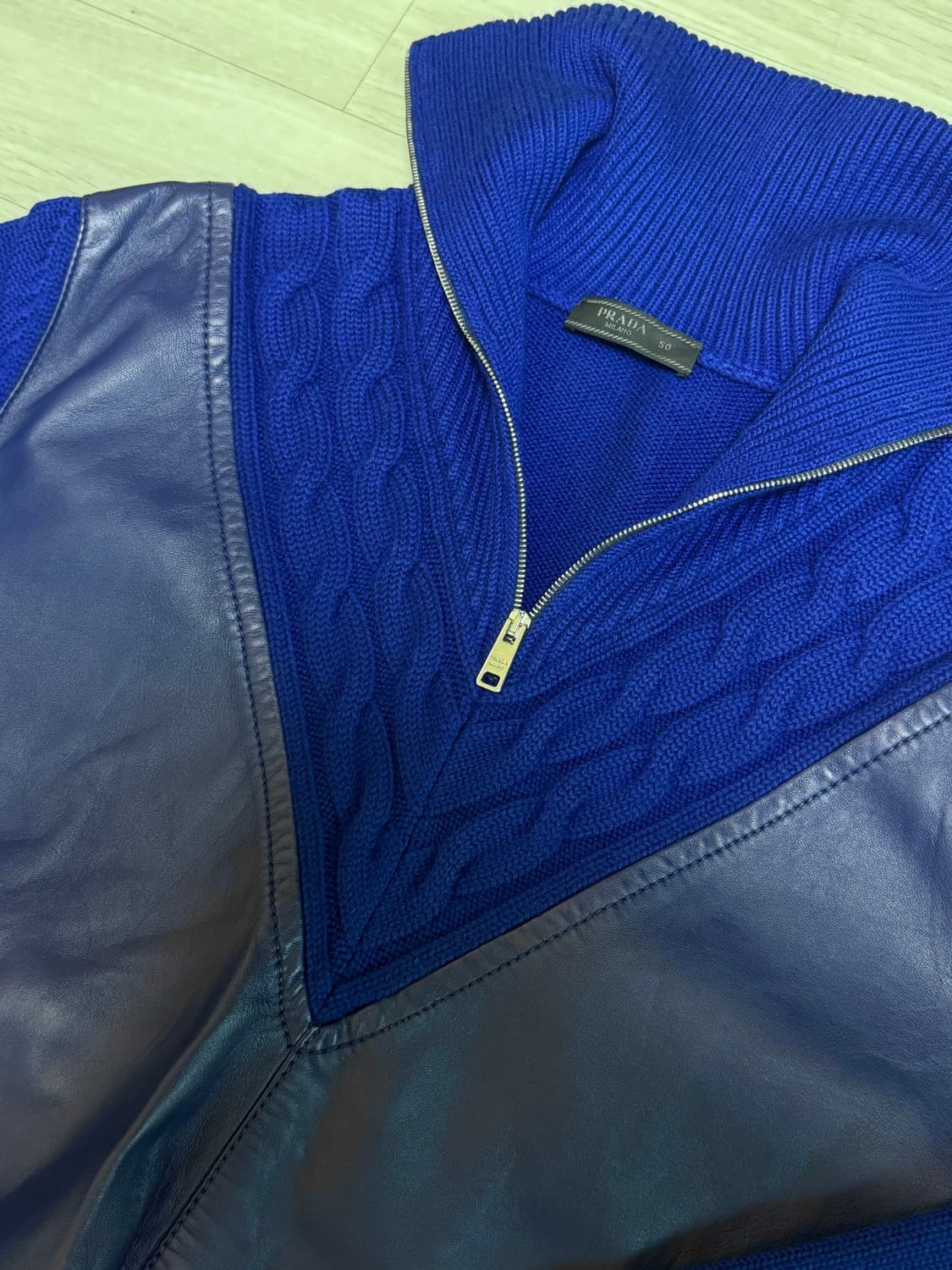 Prada 19s/s 컬렉션 런웨이 프라다 블루 레더 니트 집업 상품이미지3