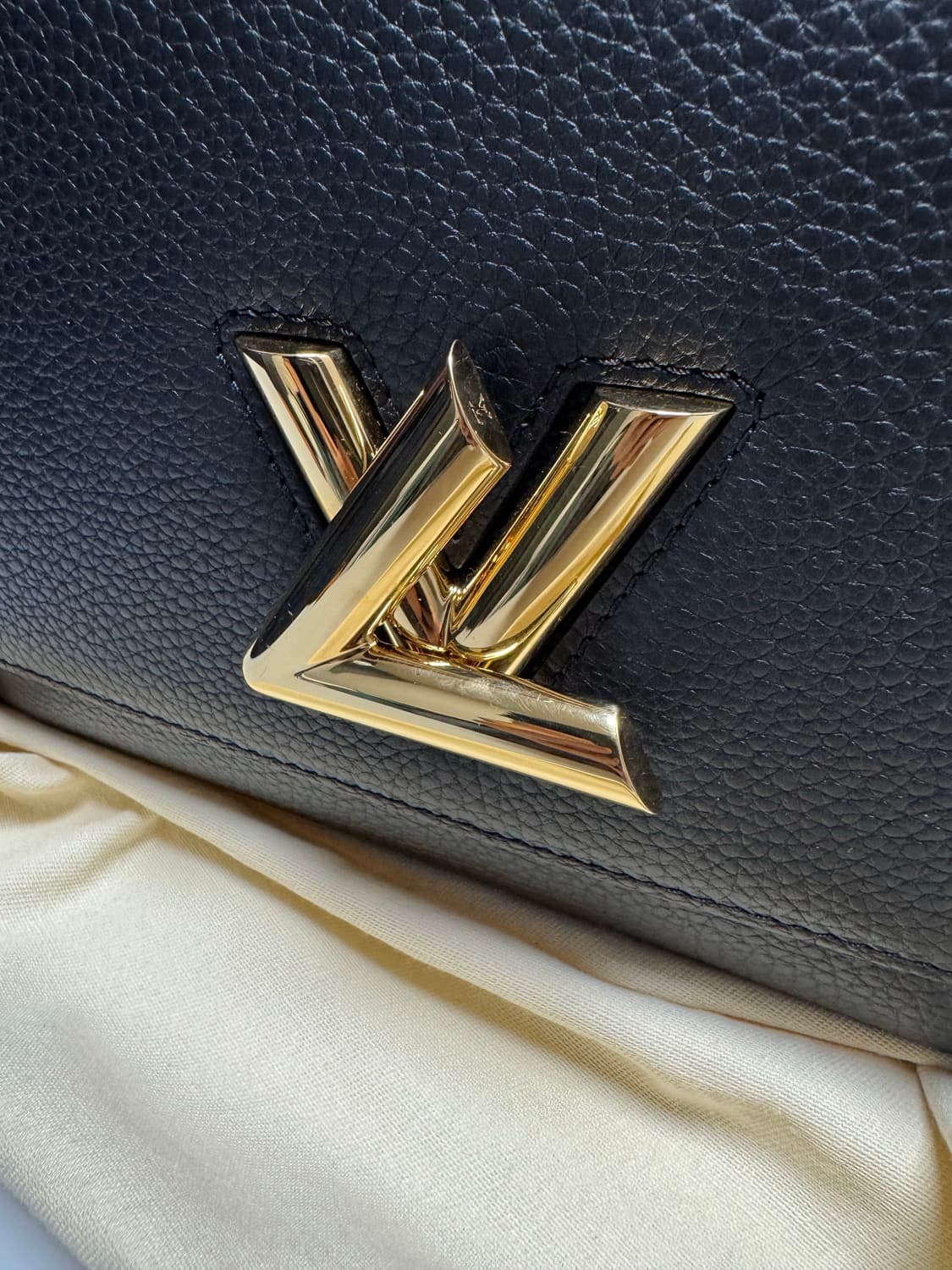 루이비통 트위스트 원핸들 pm 블랙. 상품이미지3