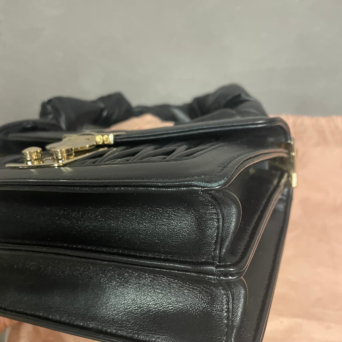 미우미우 컨피덴셜 마테라쎄 패딩 스트랩 상품이미지7